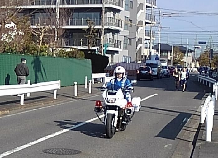 先導の白バイ隊