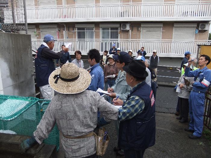 熱心に見守る皆さん