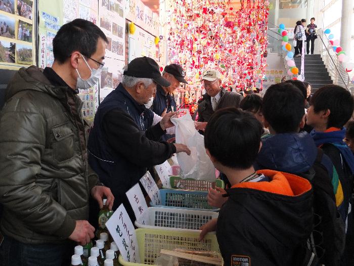 子供達熱心に体験