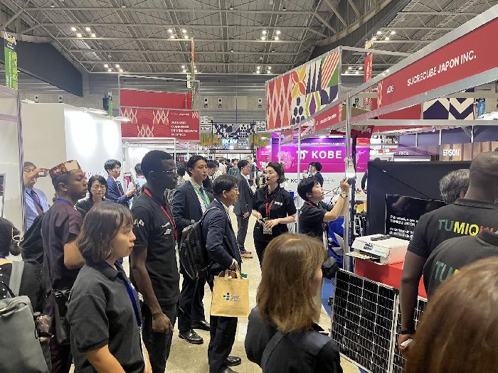 ブースが人出あふれています。